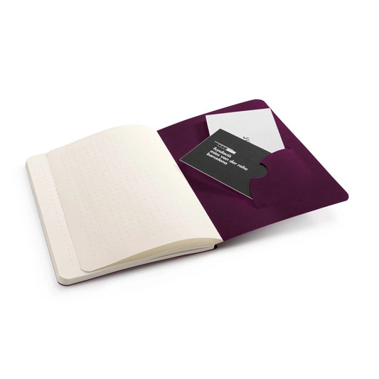 口袋型子彈筆記本暗紫封面攤開,點陣內頁與封底收納口袋
