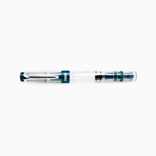 TWSBI 三文堂 鑽石 580 AL R 溫莎藍 鋼筆 官方商品照,活塞上墨、透明示範筆身