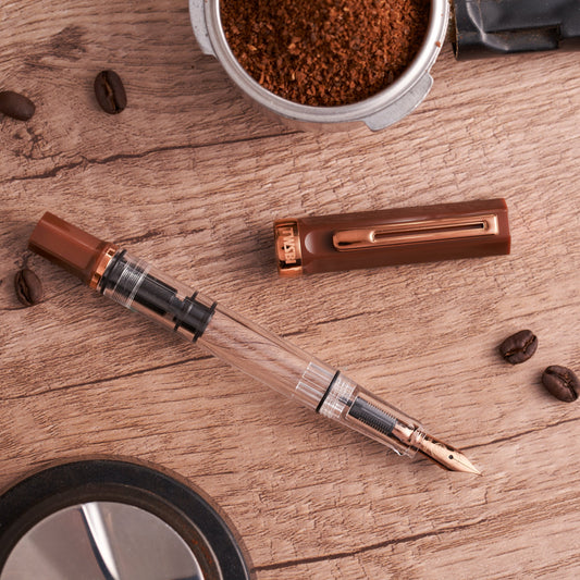 TWSBI 三文堂 ECO 濃縮咖啡 & 古銅 鋼筆 官方商品照,活塞上墨、透明示範筆身