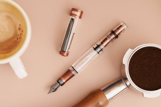 TWSBI 三文堂 鑽石 580 AL R 雅芙佳朵 & 黑鈦 鋼筆 官方商品照,活塞上墨、透明示範筆身