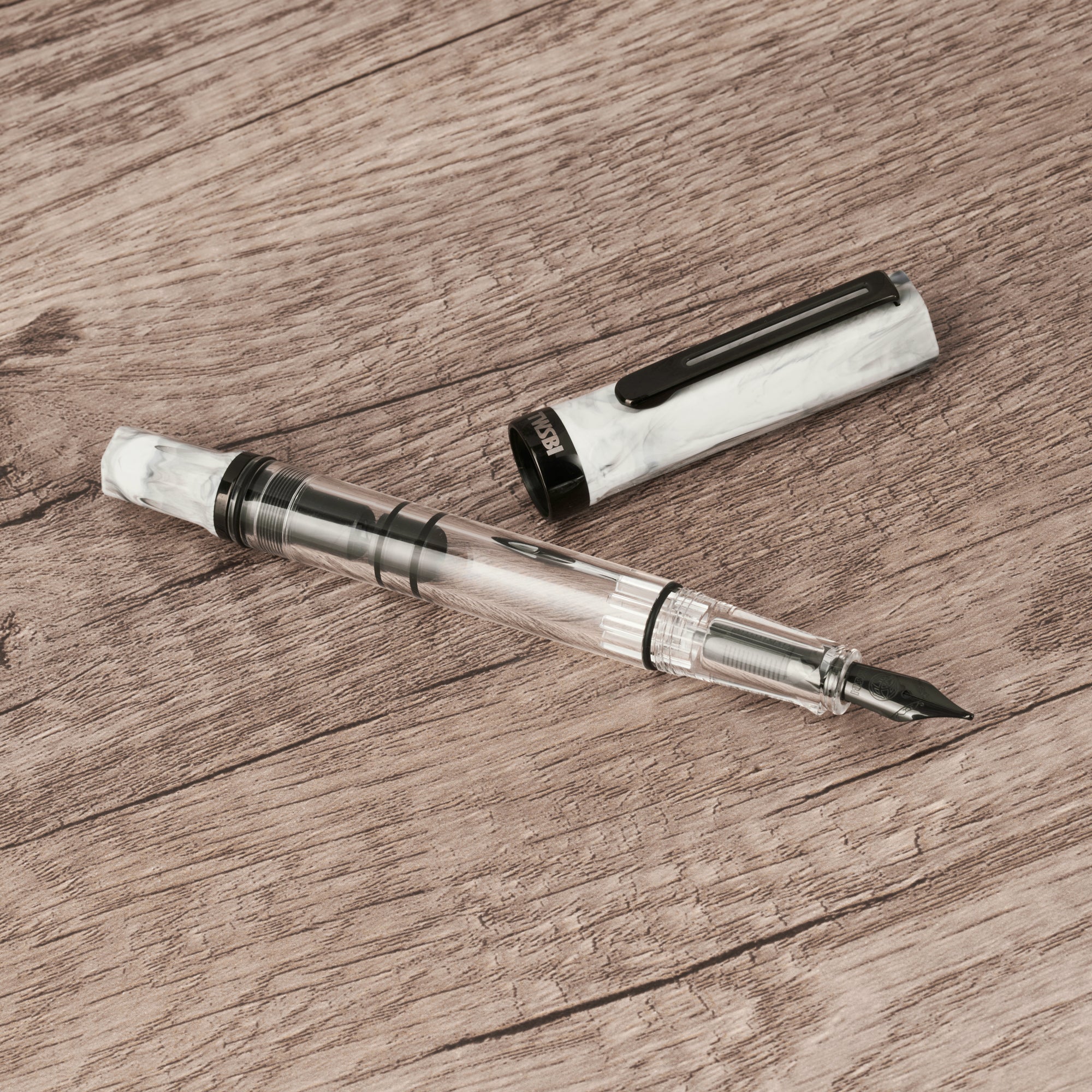 TWSBI 三文堂 ECO 卡拉拉 & 黑鈦 鋼筆 官方商品照,活塞上墨、透明示範筆身