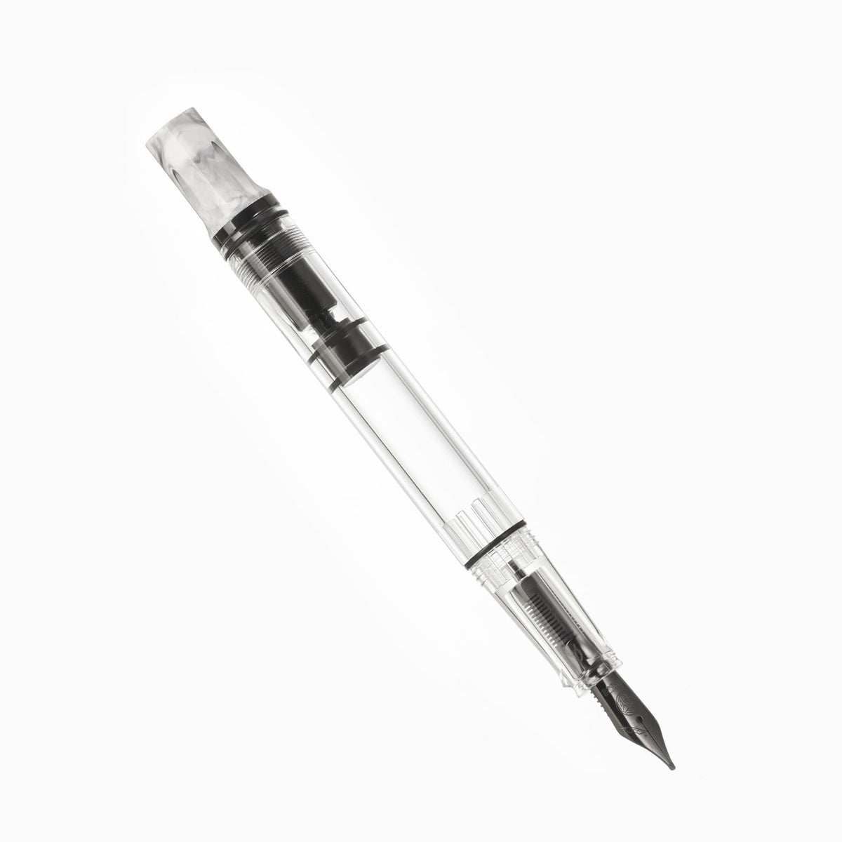 TWSBI 三文堂 ECO 卡拉拉 & 黑鈦 鋼筆,拔蓋斜放,可見不鏽鋼筆尖與透明筆桿