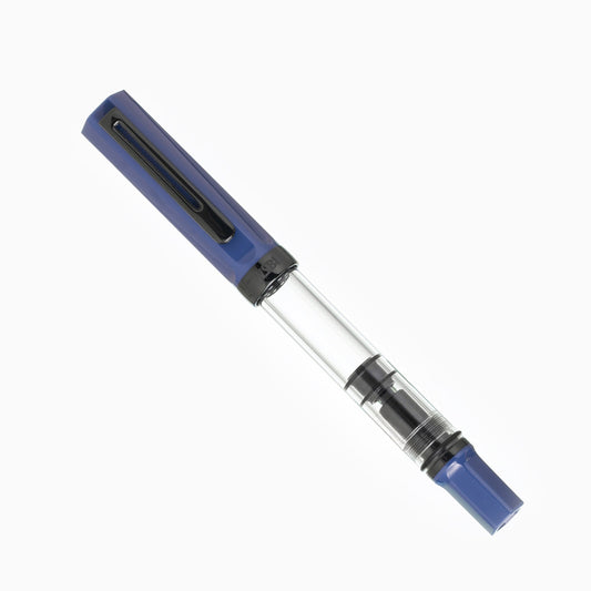 TWSBI 三文堂 ECO 秋藍 & 黑鈦 鋼筆,拔蓋斜放,可見不鏽鋼筆尖與透明筆桿