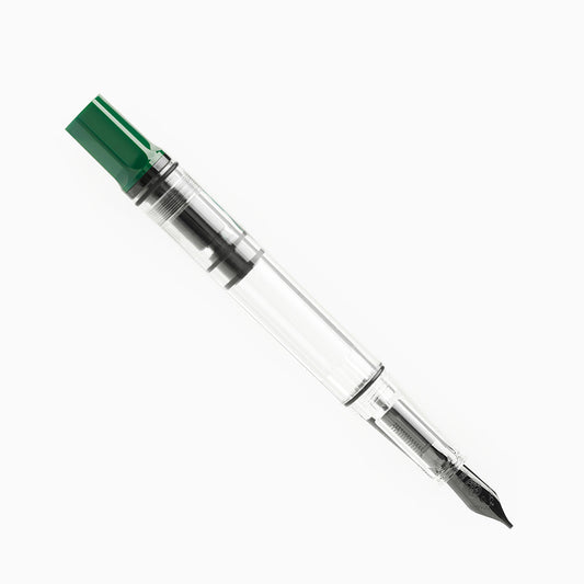 TWSBI 三文堂 ECO 墨綠 & 黑鈦 鋼筆,拔蓋斜放,可見不鏽鋼筆尖與透明筆桿
