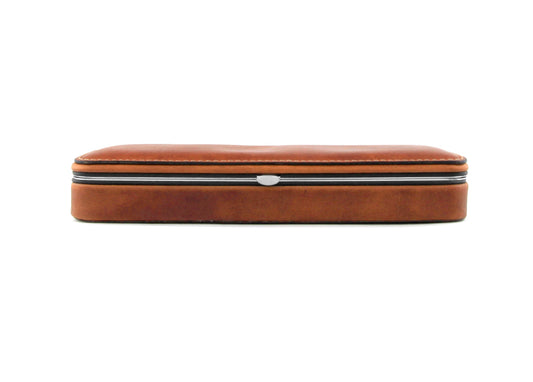 Front profile of the closed F. Hammann 3983 leather pen case in Coxorange, highlighting the extra-flat 2cm silhouette and secure metal snap closure.