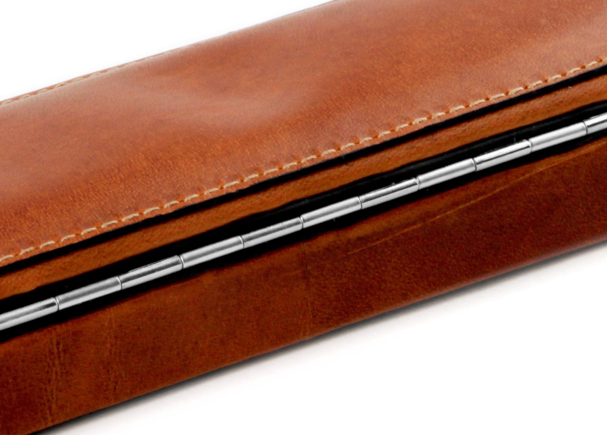 Close-up of the continuous metal piano hinge and the resilient, heavily grained Alpina bullhide leather on the F. Hammann 3983 pen case.