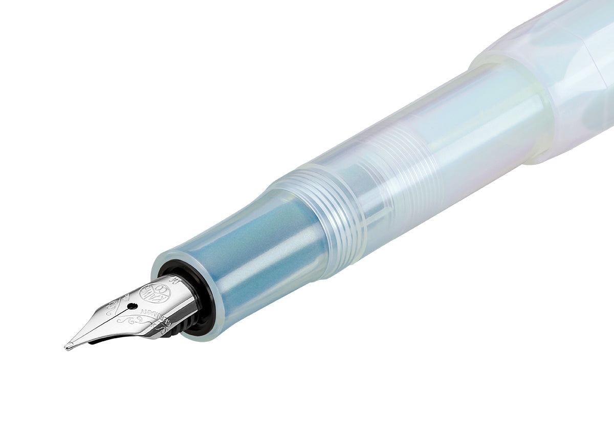 德國KAWECO LUNAR Sport系列鋼筆 月光泊藍 Light Blue — 銀色筆尖與握位特寫