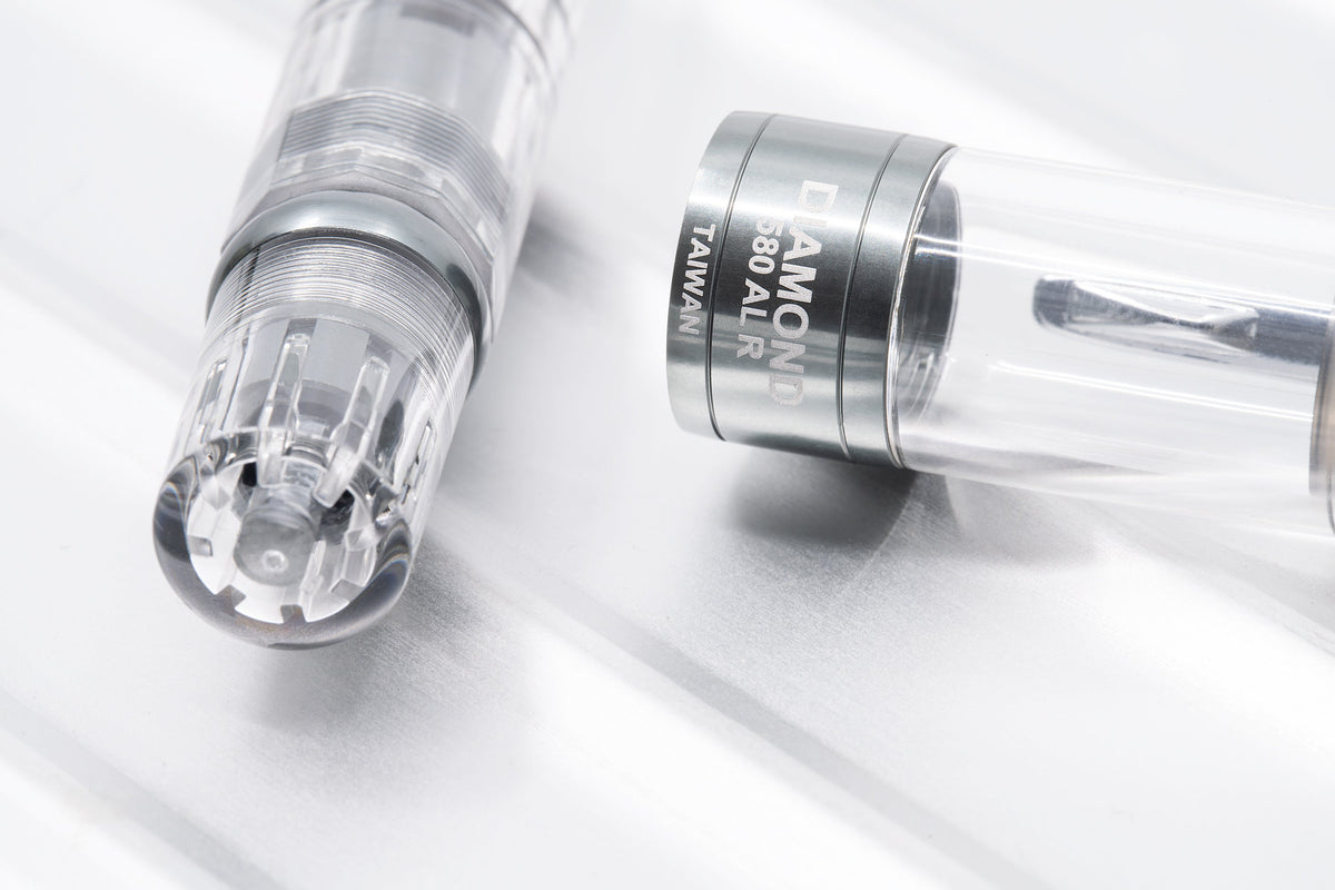 TWSBI 三文堂 鑽石 580 AL R 銀灰 鋼筆 官方商品照,活塞上墨、透明示範筆身