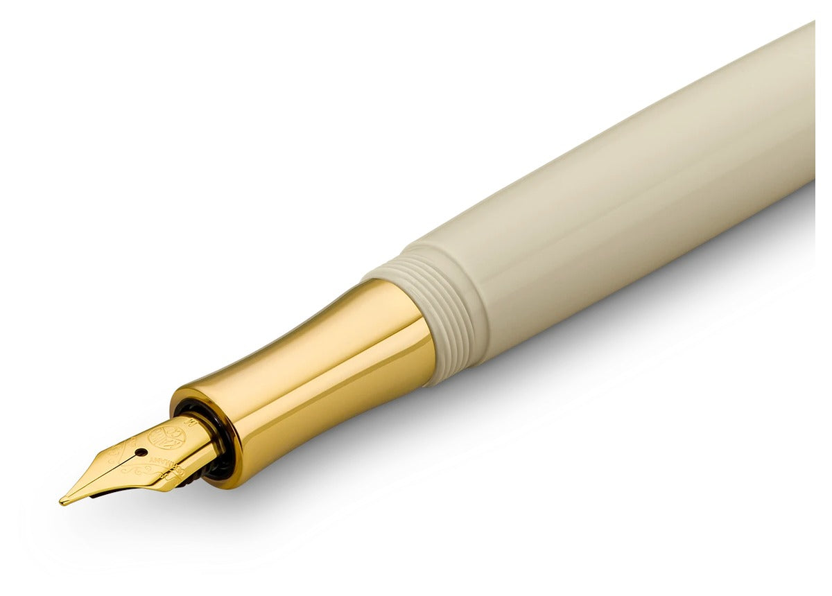 KAWECO STUDENT 20's Jazz 鋼筆 — 筆尖特寫,金色鍍層與 KAWECO 刻印