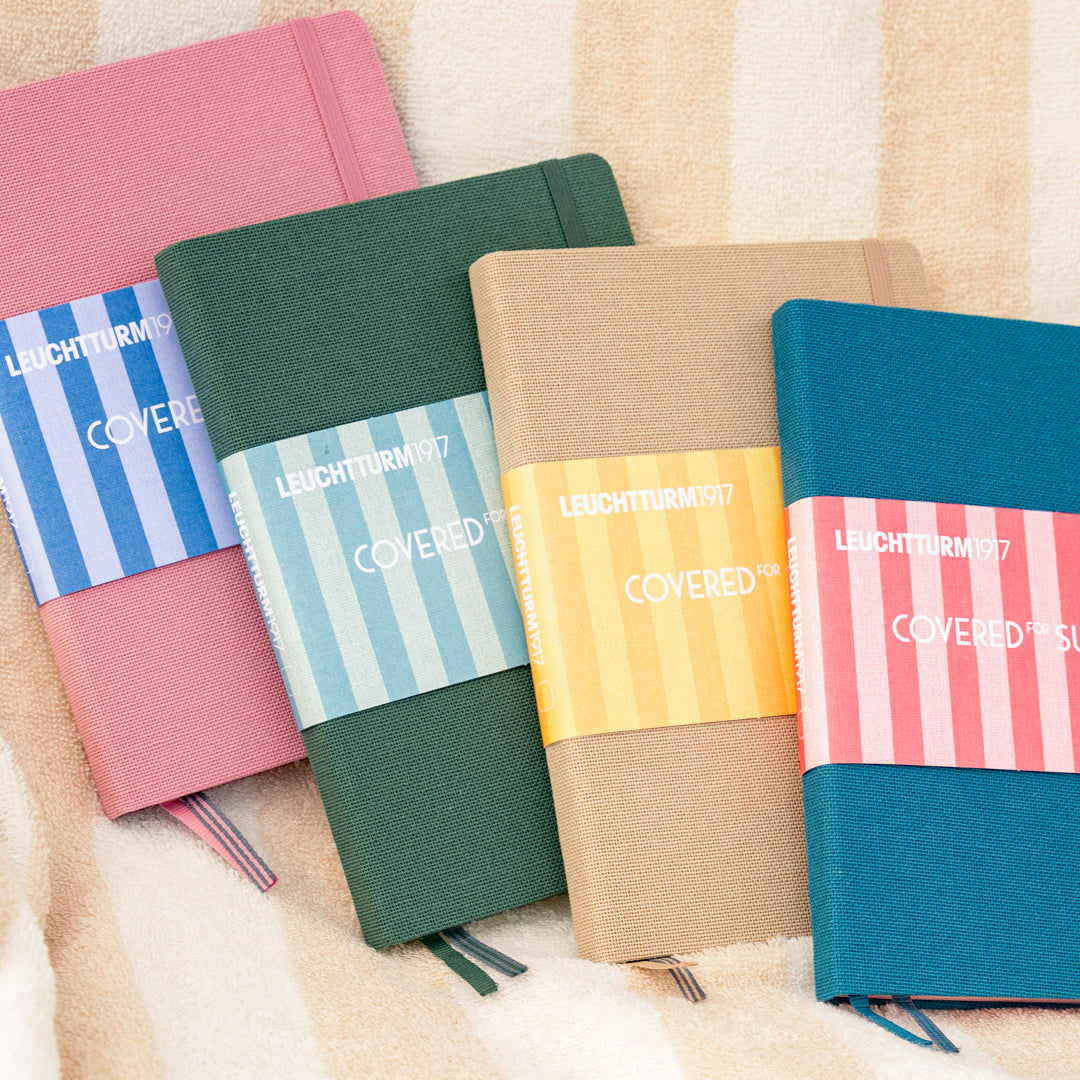 LEUCHTTURM1917 Covered for Sunshine 四色並排，各自搭配條紋沙灘巾束帶