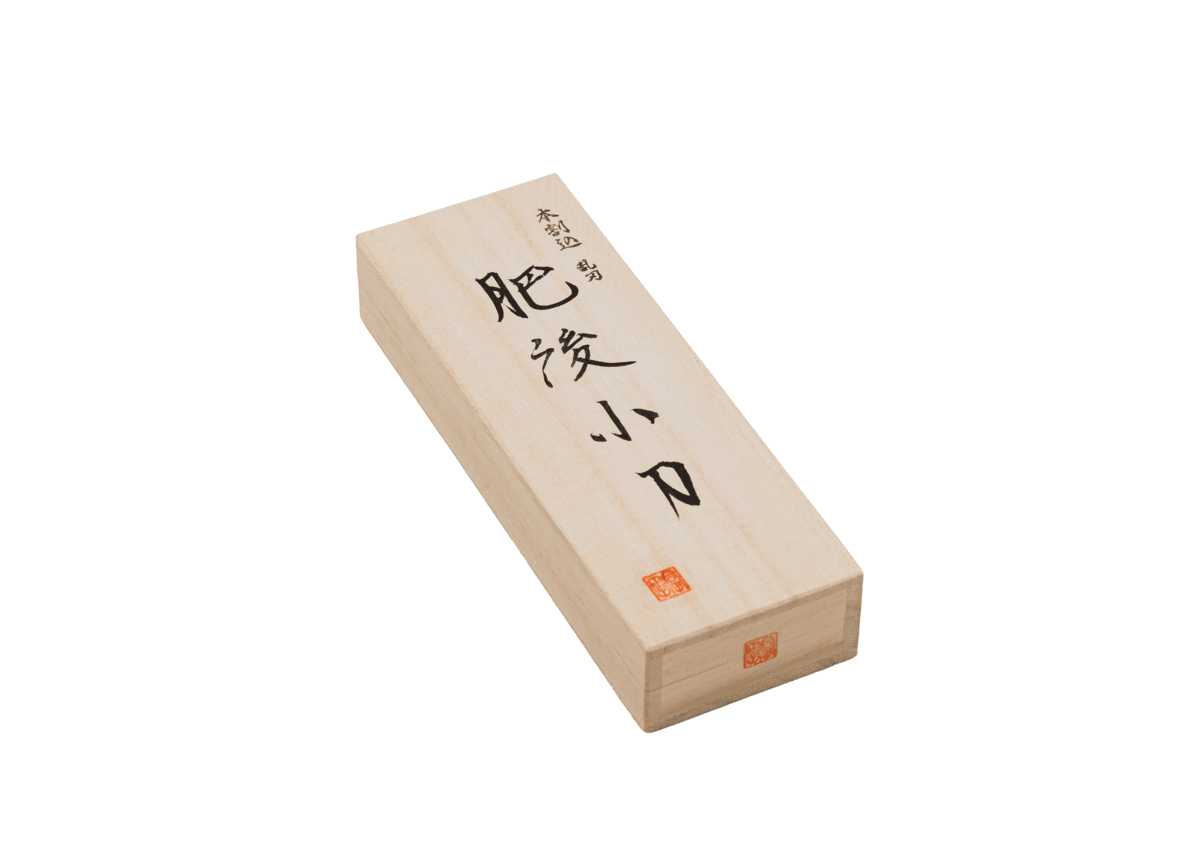 日本 TOMITA 肥後小刀 白紙鋼 槌目黑柄 75mm，附贈的傳統木盒